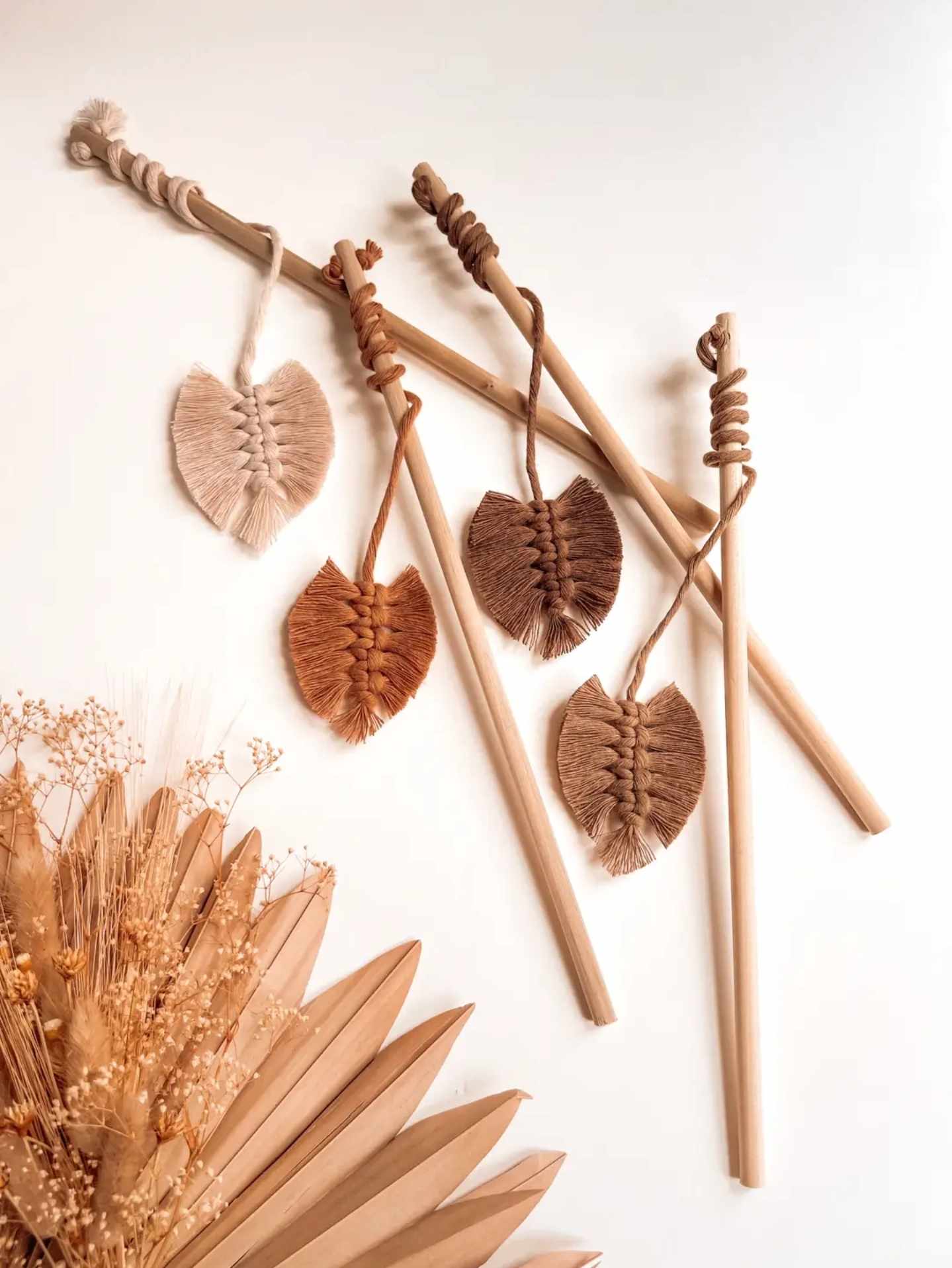 What types of toys come with the Macrame Cat Wand Toy set?